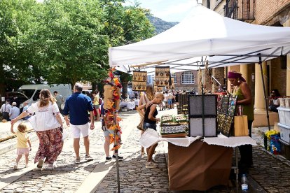 Vecinos y visitantes hoy en el mercado tradicional de Yanguas.
