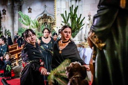 Una celebración festiva que conmemora cuando el pino se convirtió en arma