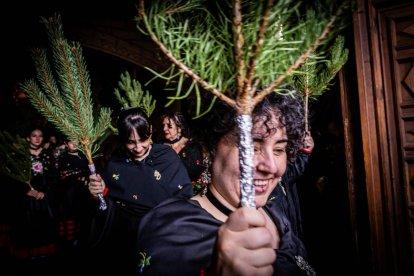 Una celebración festiva que conmemora cuando el pino se convirtió en arma