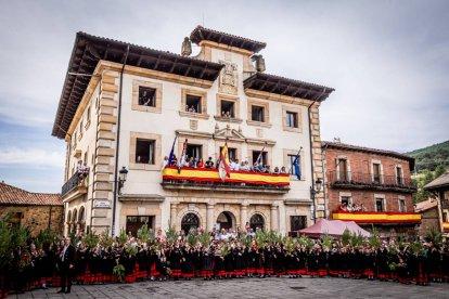 Una celebración festiva que conmemora cuando el pino se convirtió en arma
