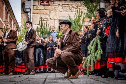 Una celebración festiva que conmemora cuando el pino se convirtió en arma