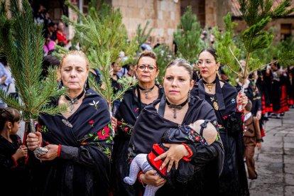 Una celebración festiva que conmemora cuando el pino se convirtió en arma