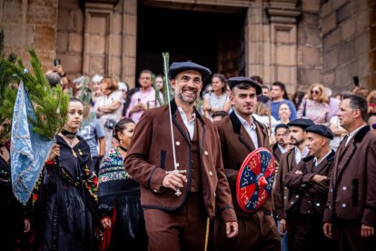 Una celebración festiva que conmemora cuando el pino se convirtió en arma