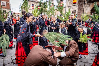 Una celebración festiva que conmemora cuando el pino se convirtió en arma