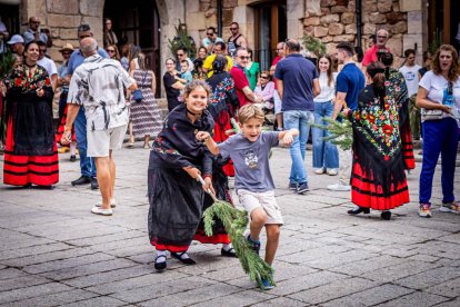 Una celebración festiva que conmemora cuando el pino se convirtió en arma
