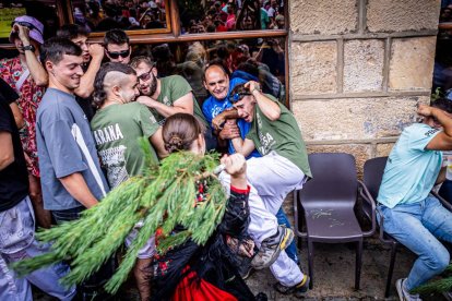 Una celebración festiva que conmemora cuando el pino se convirtió en arma