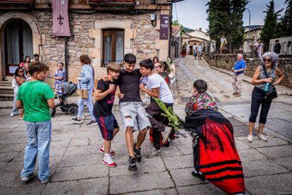 Una celebración festiva que conmemora cuando el pino se convirtió en arma
