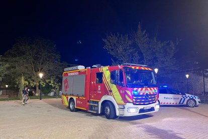 Bomberos y Policía Local de Soria responden a un aviso por humo en la coronación de la muralla de Santa Clara.