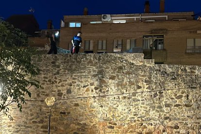 Bomberos y Policía Local de Soria responden a un aviso por humo en la coronación de la muralla de Santa Clara.