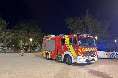 Bomberos y Policía Local de Soria responden a un aviso por humo en la coronación de la muralla de Santa Clara.