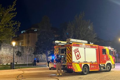 Bomberos y Policía Local de Soria responden a un aviso por humo en la coronación de la muralla de Santa Clara.