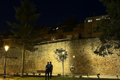 Bomberos y Policía Local de Soria responden a un aviso por humo en la coronación de la muralla de Santa Clara.