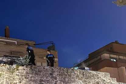Bomberos y Policía Local de Soria responden a un aviso por humo en la coronación de la muralla de Santa Clara.