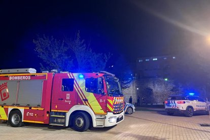 Bomberos y Policía Local de Soria responden a un aviso por humo en la coronación de la muralla de Santa Clara.