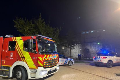 Bomberos y Policía Local de Soria responden a un aviso por humo en la coronación de la muralla de Santa Clara.