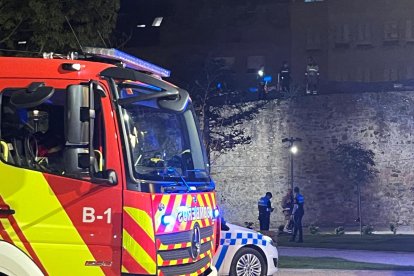 Bomberos y Policía Local de Soria responden a un aviso por humo en la coronación de la muralla de Santa Clara.