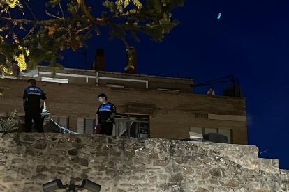 Bomberos y Policía Local de Soria responden a un aviso por humo en la coronación de la muralla de Santa Clara.