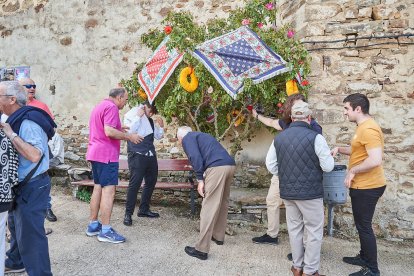 Vecinos y visitantes celebran la tradicional festividad de las Mondidas.