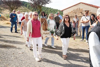 Vecinos y visitantes celebran la tradicional festividad de las Mondidas.