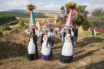 Vecinos y visitantes celebran la tradicional festividad de las Mondidas.