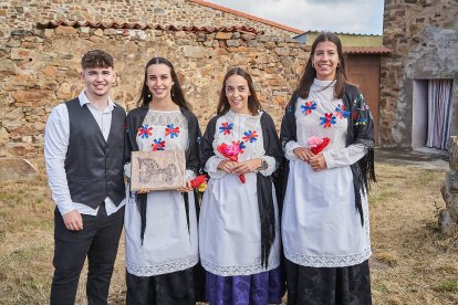 Vecinos y visitantes celebran la tradicional festividad de las Mondidas.