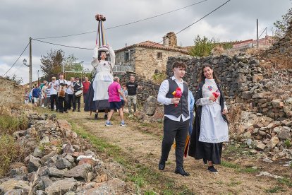 Vecinos y visitantes celebran la tradicional festividad de las Mondidas.