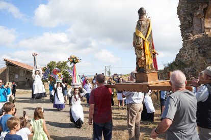 Vecinos y visitantes celebran la tradicional festividad de las Mondidas.