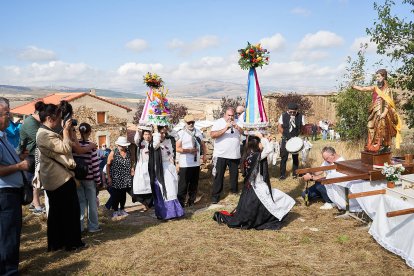 Vecinos y visitantes celebran la tradicional festividad de las Mondidas.