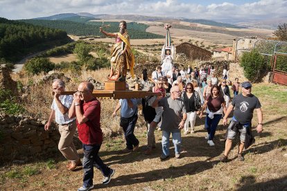 Vecinos y visitantes celebran la tradicional festividad de las Mondidas.