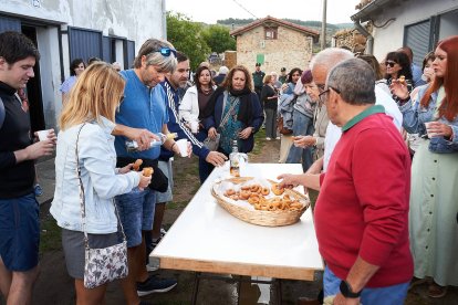 Vecinos y visitantes celebran la tradicional festividad de las Mondidas.