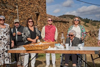 Vecinos y visitantes celebran la tradicional festividad de las Mondidas.