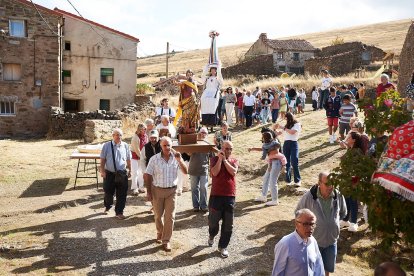 Vecinos y visitantes celebran la tradicional festividad de las Mondidas.
