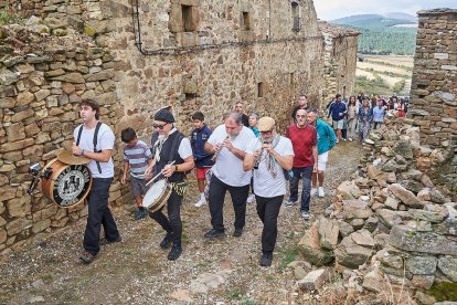 Vecinos y visitantes celebran la tradicional festividad de las Mondidas.