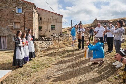 Vecinos y visitantes celebran la tradicional festividad de las Mondidas.