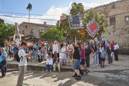 Vecinos y visitantes celebran la tradicional festividad de las Mondidas.