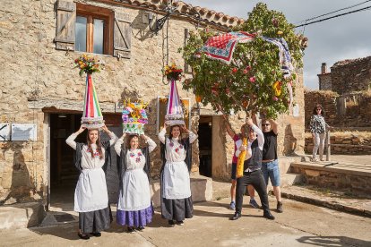 Vecinos y visitantes celebran la tradicional festividad de las Mondidas.