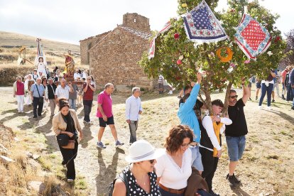 Vecinos y visitantes celebran la tradicional festividad de las Mondidas.