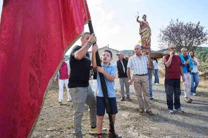 Vecinos y visitantes celebran la tradicional festividad de las Mondidas.