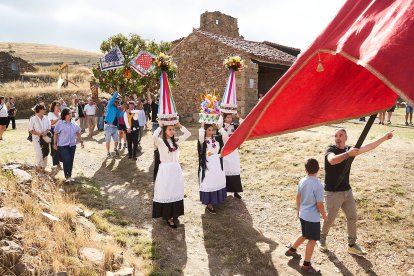 Vecinos y visitantes celebran la tradicional festividad de las Mondidas.