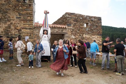 Vecinos y visitantes celebran la tradicional festividad de las Mondidas.