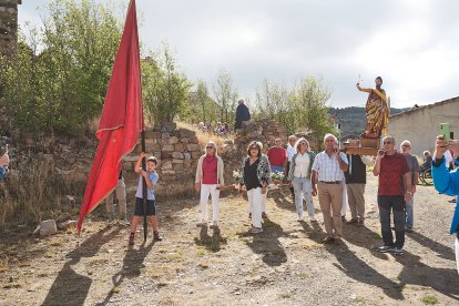 Vecinos y visitantes celebran la tradicional festividad de las Mondidas.