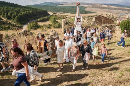 Vecinos y visitantes celebran la tradicional festividad de las Mondidas.