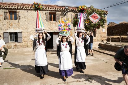 Vecinos y visitantes celebran la tradicional festividad de las Mondidas.