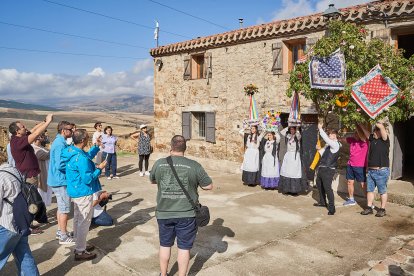 Vecinos y visitantes celebran la tradicional festividad de las Mondidas.