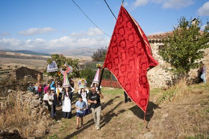 Vecinos y visitantes celebran la tradicional festividad de las Mondidas.