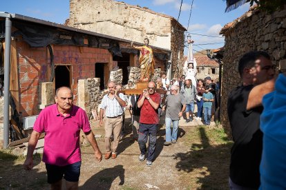 Vecinos y visitantes celebran la tradicional festividad de las Mondidas.