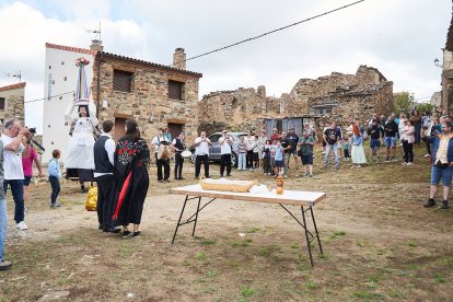 Vecinos y visitantes celebran la tradicional festividad de las Mondidas.