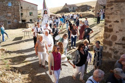 Vecinos y visitantes celebran la tradicional festividad de las Mondidas.