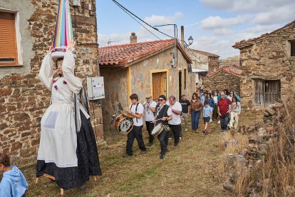 Vecinos y visitantes celebran la tradicional festividad de las Mondidas.