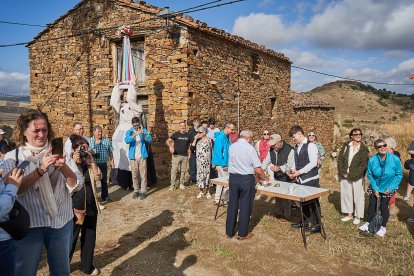 Vecinos y visitantes celebran la tradicional festividad de las Mondidas.